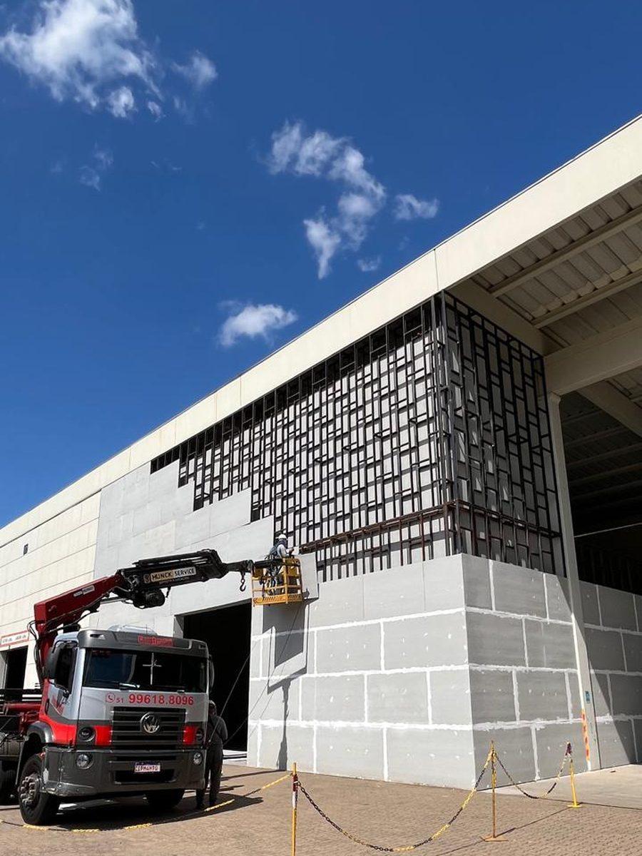 Cesto aéreo em obra industrial