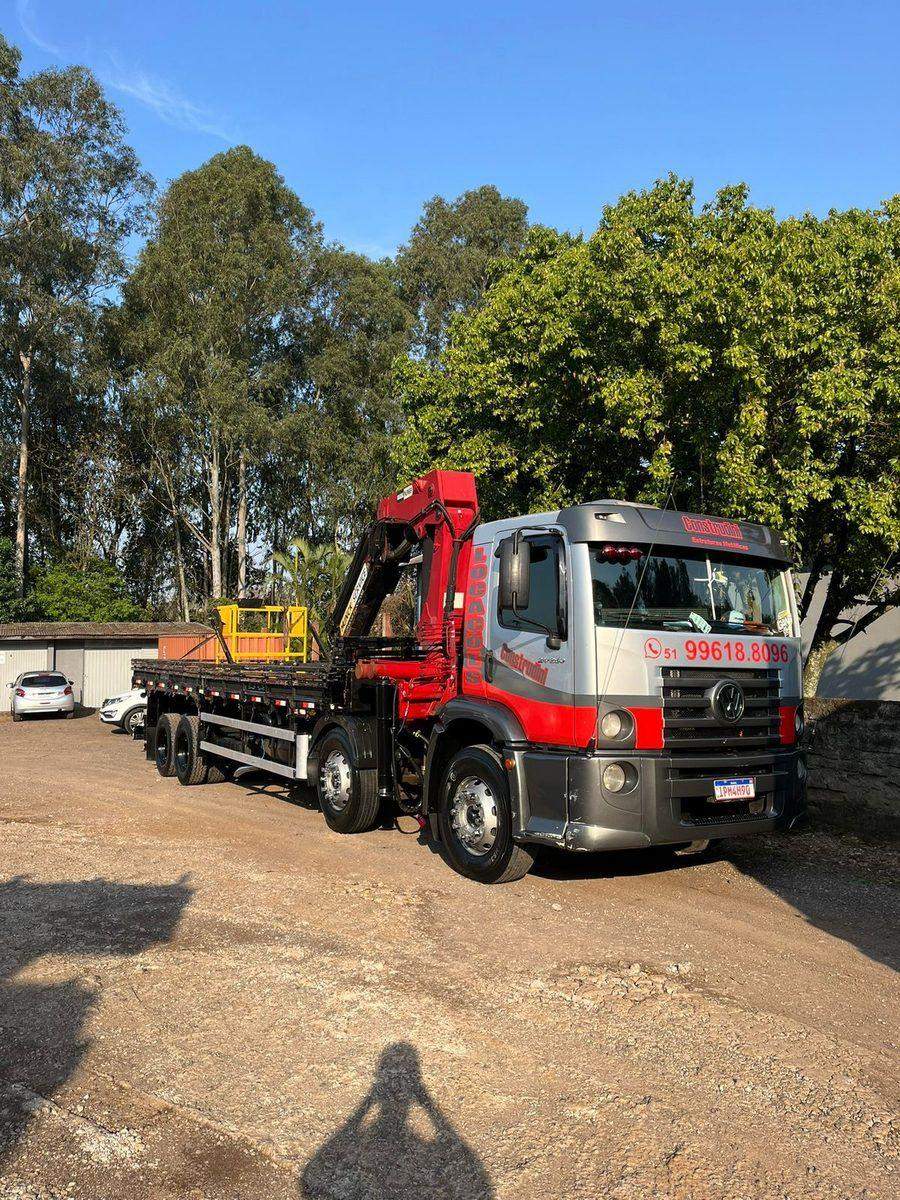 Caminhão munck Construdini estacionado